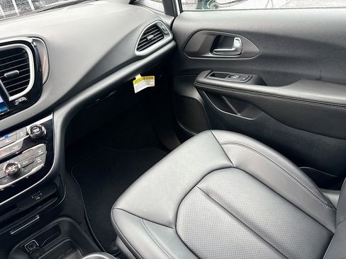 Used 2026 Chrysler Pacifica Select image 26