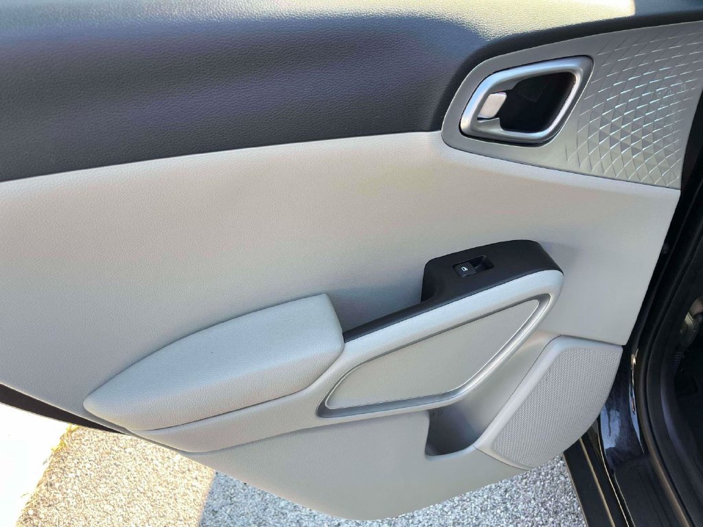 Used 2023 Kia Soul LX FWD image 5