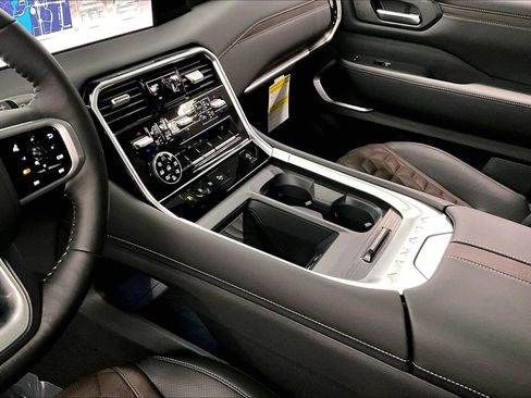 New 2026 Nissan Armada Platinum AWD/4WD image 9