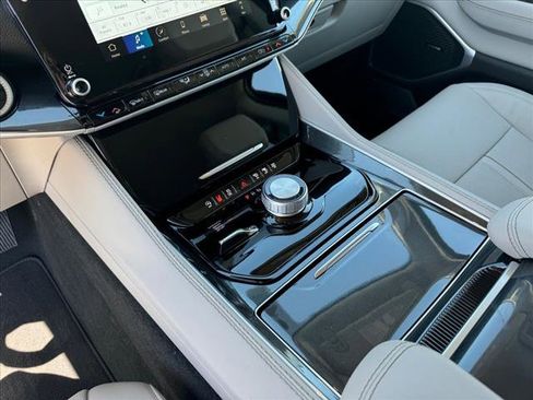 New 2024 Jeep Wagoneer L 4WD w/ Convenience Group I image 18