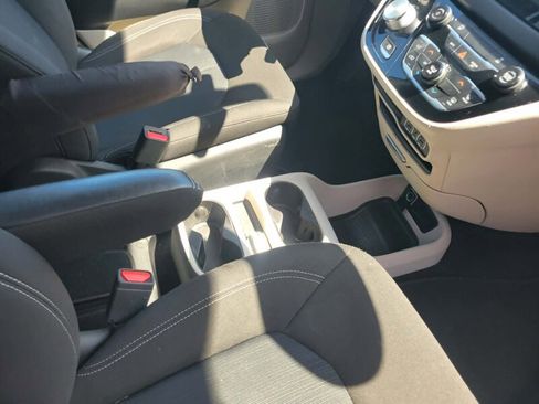 Used 2022 Chrysler Voyager LX FWD image 12