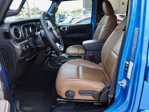 Used 2023 Jeep Wrangler Unlimited Sahara AWD/4WD image 19
