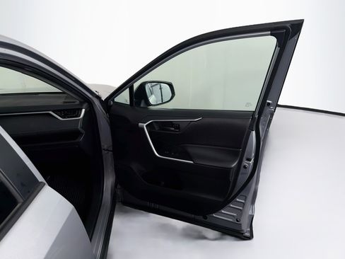 Used 2025 Toyota RAV4 LE AWD/4WD image 32
