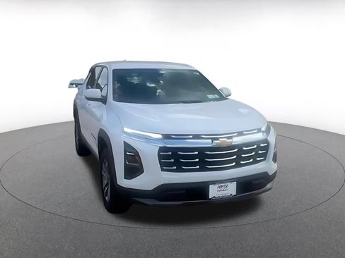 Used 2025 Chevrolet Equinox LT FWD image 3