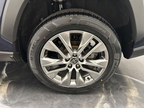 Used 2020 Toyota RAV4 XLE Premium image 32