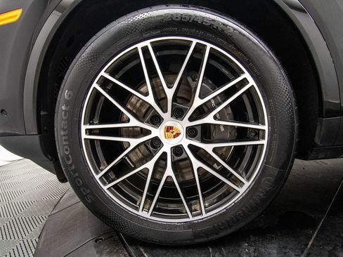 Used 2025 Porsche Cayenne AWD/4WD image 32