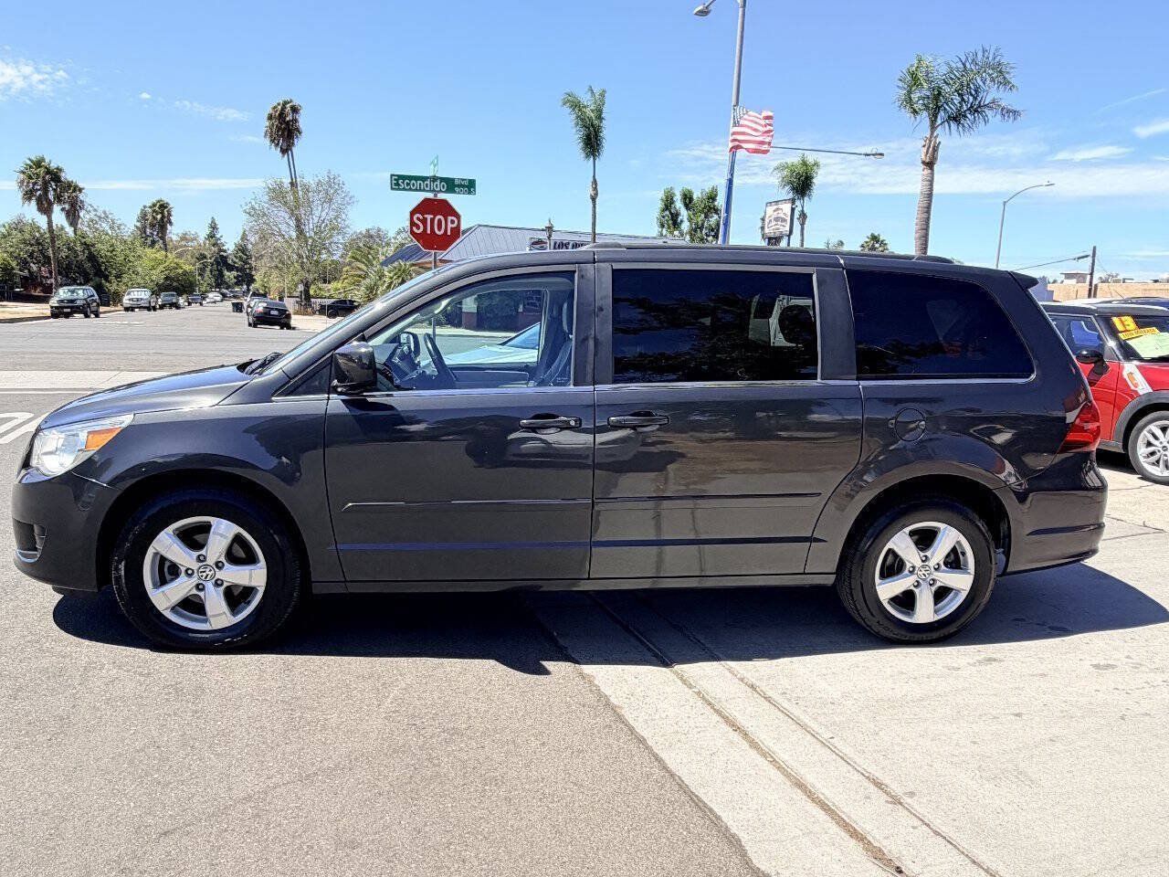 Used 2011 Volkswagen Routan SE FWD image 9