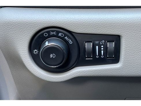 Used 2021 Chrysler Pacifica Touring w/ Uconnect Theater Family Group image 38