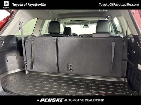 Used 2017 Toyota Highlander SE image 12