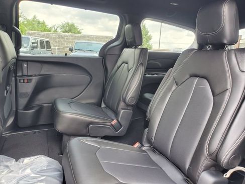 New 2027 Chrysler Pacifica Select AWD/4WD image 15