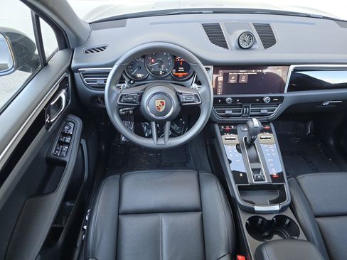 Certified 2025 Porsche Macan image 17