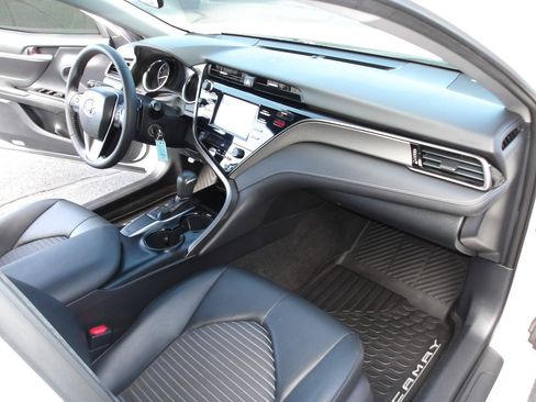 Used 2019 Toyota Camry SE FWD image 12