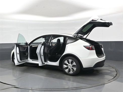 Used 2023 Tesla Model Y Long Range image 45