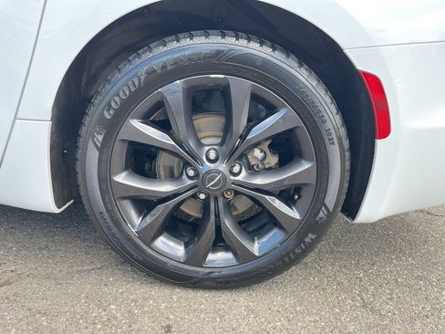 Used 2018 Chrysler Pacifica Touring-L Plus w/ Advanced Safetytec Group FWD image 23