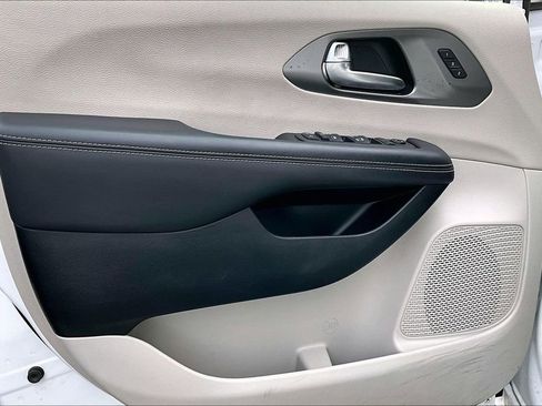 Used 2023 Chrysler Pacifica Touring-L image 11