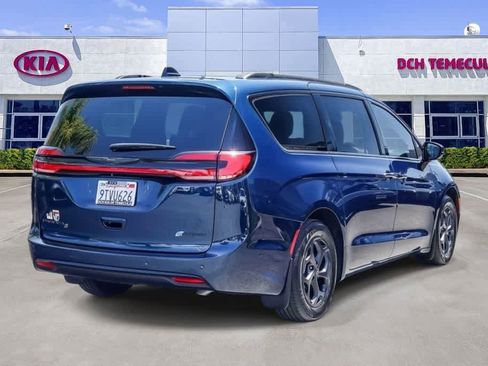 Used 2025 Chrysler Pacifica Premium FWD image 4