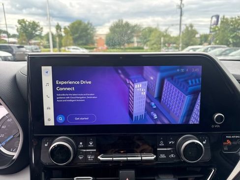 Used 2023 Toyota Highlander XLE AWD/4WD image 19