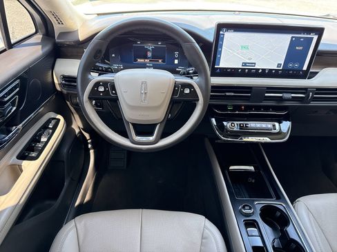 Used 2023 Lincoln Corsair Reserve w/ Equipment Group 201A FWD image 12