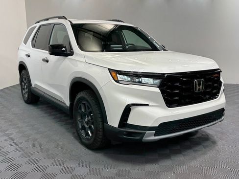 Used 2025 Honda Pilot TrailSport image 3