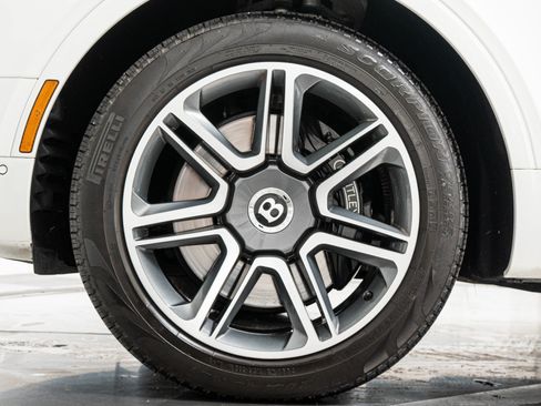 Used 2018 Bentley Bentayga Activity AWD/4WD image 41