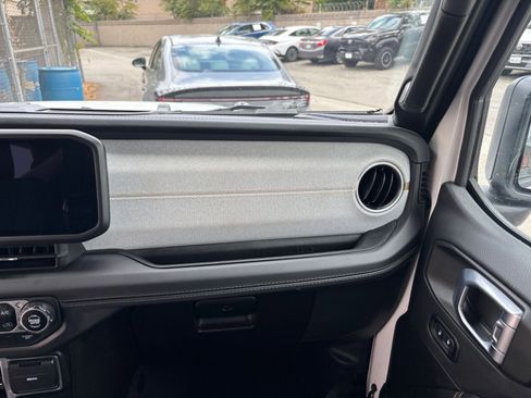 Used 2025 Jeep Wrangler Sahara image 35