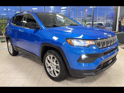 Used 2022 Jeep Compass Latitude image 2