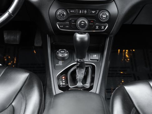 Used 2019 Jeep Cherokee Latitude Plus image 17