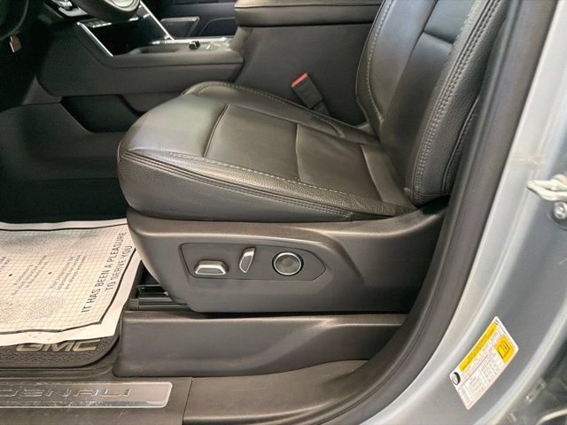 Used 2025 GMC Sierra 3500 Denali w/ Denali Reserve Package AWD/4WD image 17