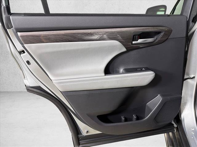 Used 2024 Toyota Highlander Platinum FWD image 23