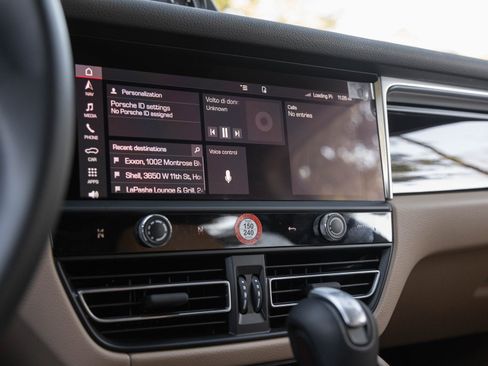 Used 2025 Porsche Macan image 25