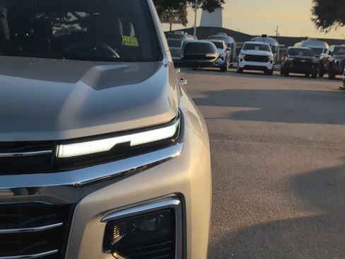 Used 2025 Chevrolet Traverse LT image 34