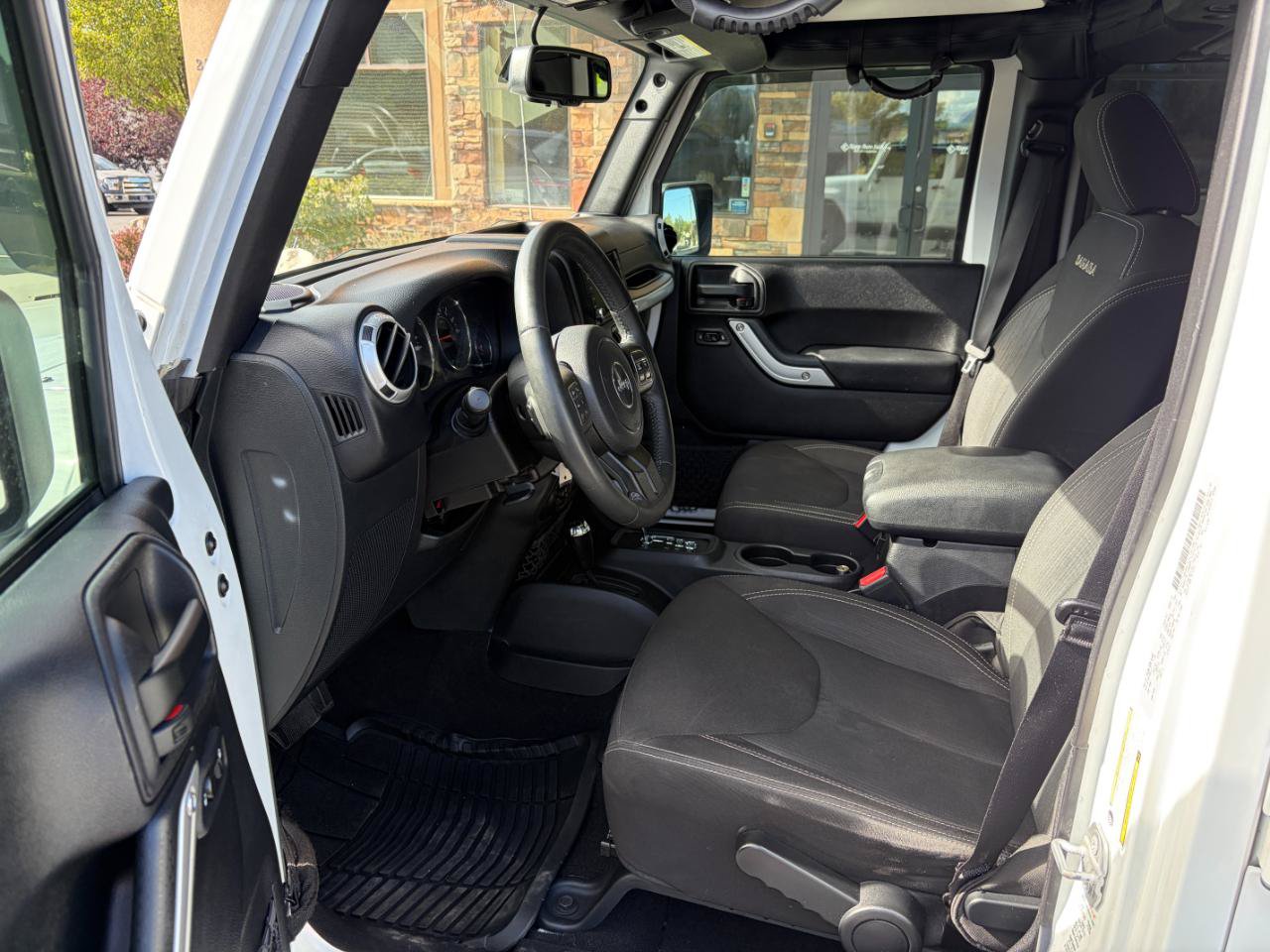 Used 2016 Jeep Wrangler Unlimited Sahara w/ Connectivity Group AWD/4WD image 4