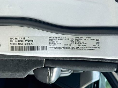 Used 2024 Jeep Grand Cherokee Altitude RWD image 40