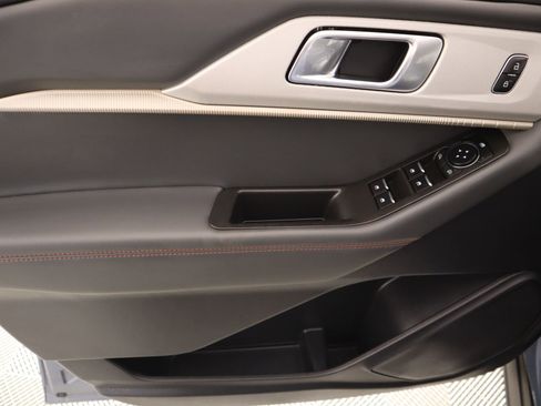 Used 2025 Ford Explorer Active w/ Active Comfort Package image 17