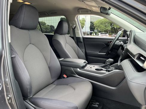 Used 2024 Toyota Highlander LE AWD/4WD image 24