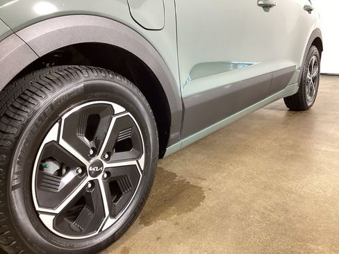 Used 2023 Kia Niro EX w/ EX Cold Weather Package FWD image 2