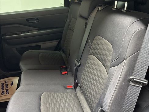 Used 2024 Nissan Pathfinder S image 18