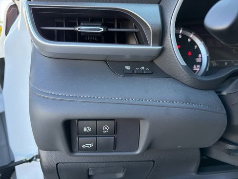 Used 2024 Toyota Highlander LE image 13