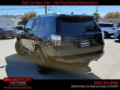 Used 2018 Toyota 4Runner SR5 AWD/4WD image 4