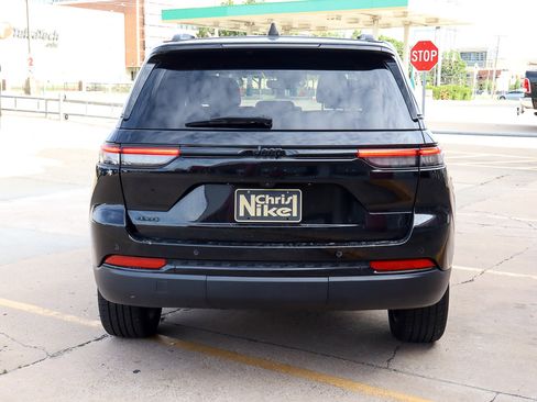 Used 2023 Jeep Grand Cherokee Altitude image 13