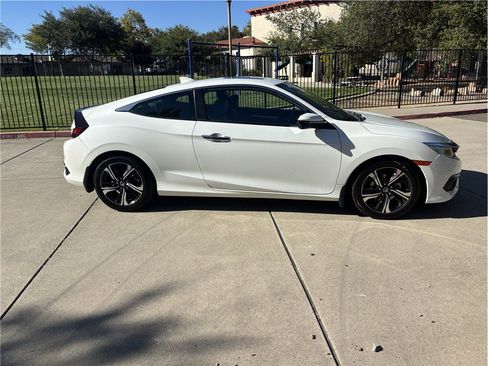 Used 2018 Honda Civic Touring image 5