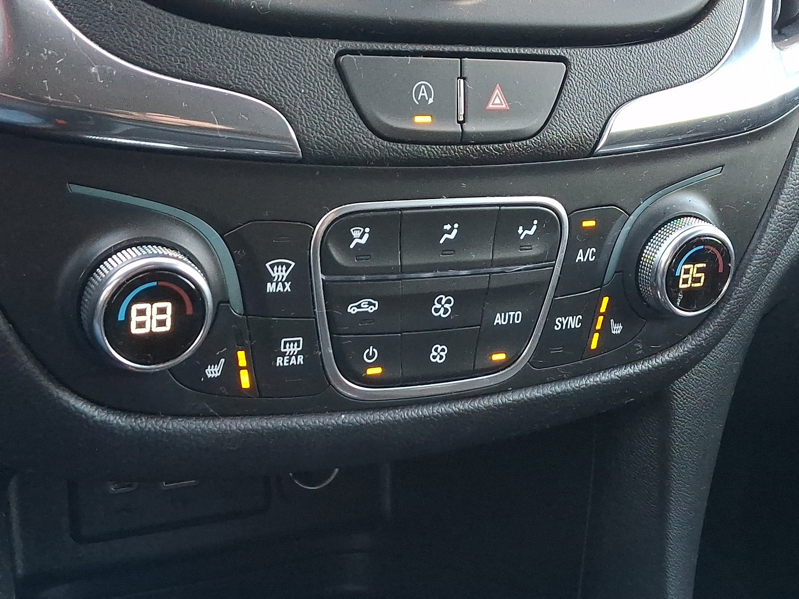 Used 2024 Chevrolet Equinox LT AWD/4WD image 16