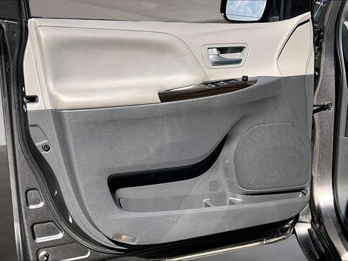Used 2017 Toyota Sienna XLE FWD image 23