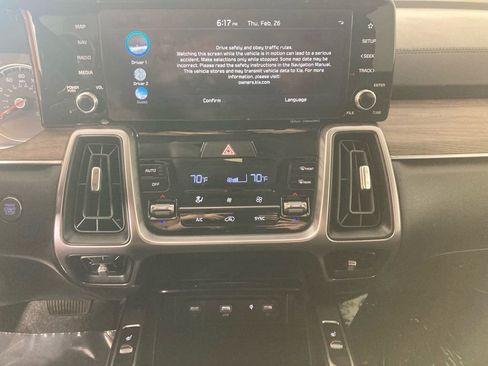 Used 2023 Kia Sorento S image 3