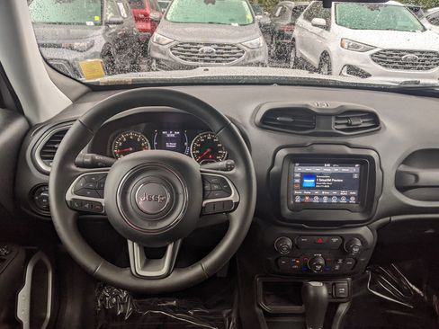Used 2018 Jeep Renegade Latitude image 18