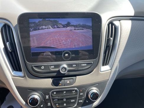 Used 2022 Chevrolet Malibu LT FWD image 18