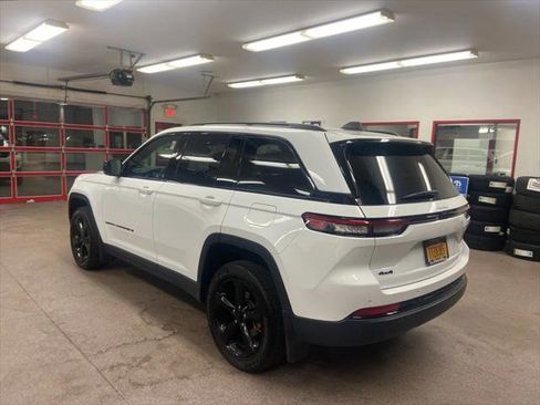 Certified 2024 Jeep Grand Cherokee Altitude image 11