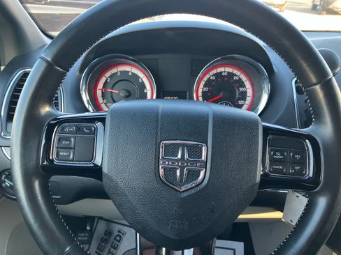 Used 2019 Dodge Grand Caravan SXT image 14