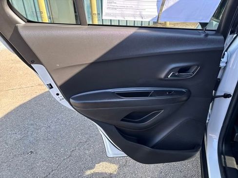Used 2021 Chevrolet Trax LT w/ Premium Seat Package image 21