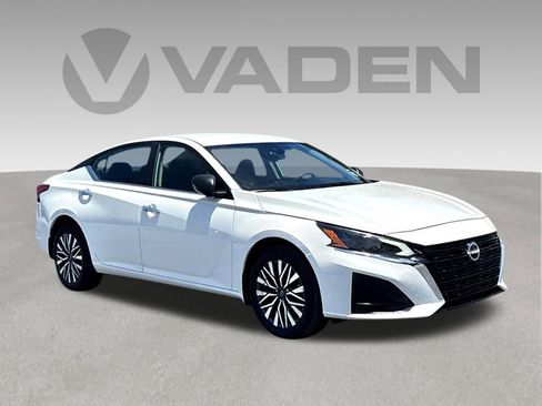 Used 2024 Nissan Altima 2.5 SV AWD/4WD image 1